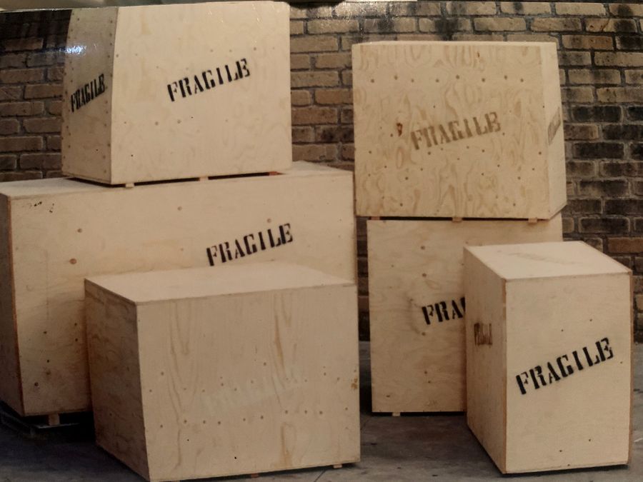 Casse in legno con la scritta Fragile per il trasporto di opere d'arte e oggetti delicati