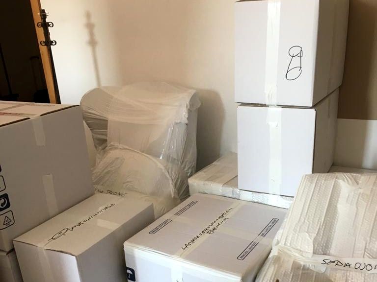 Scatoloni chiusi e mobili avvolti nel cellophane, pronti per il trasloco