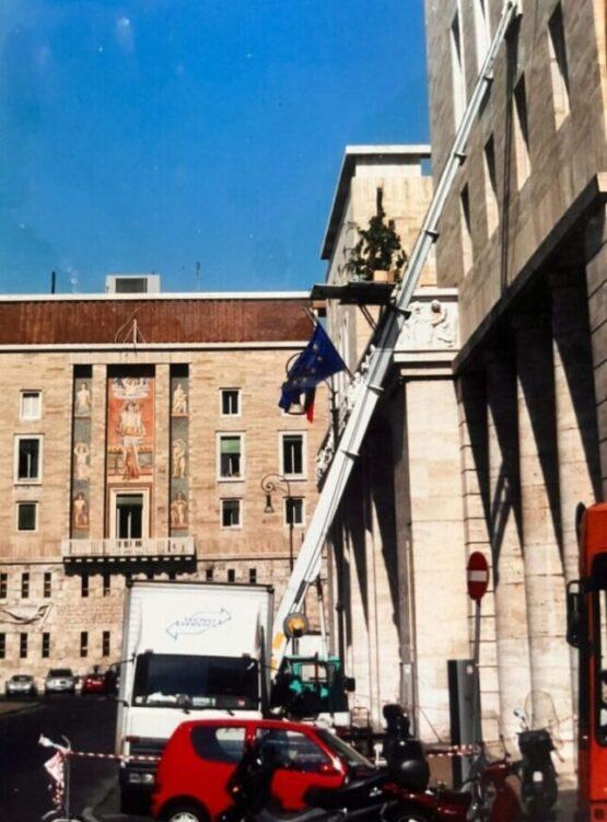 Scala aerea appoggiata alla facciata di un palazzo storico di Roma durante un trasloco