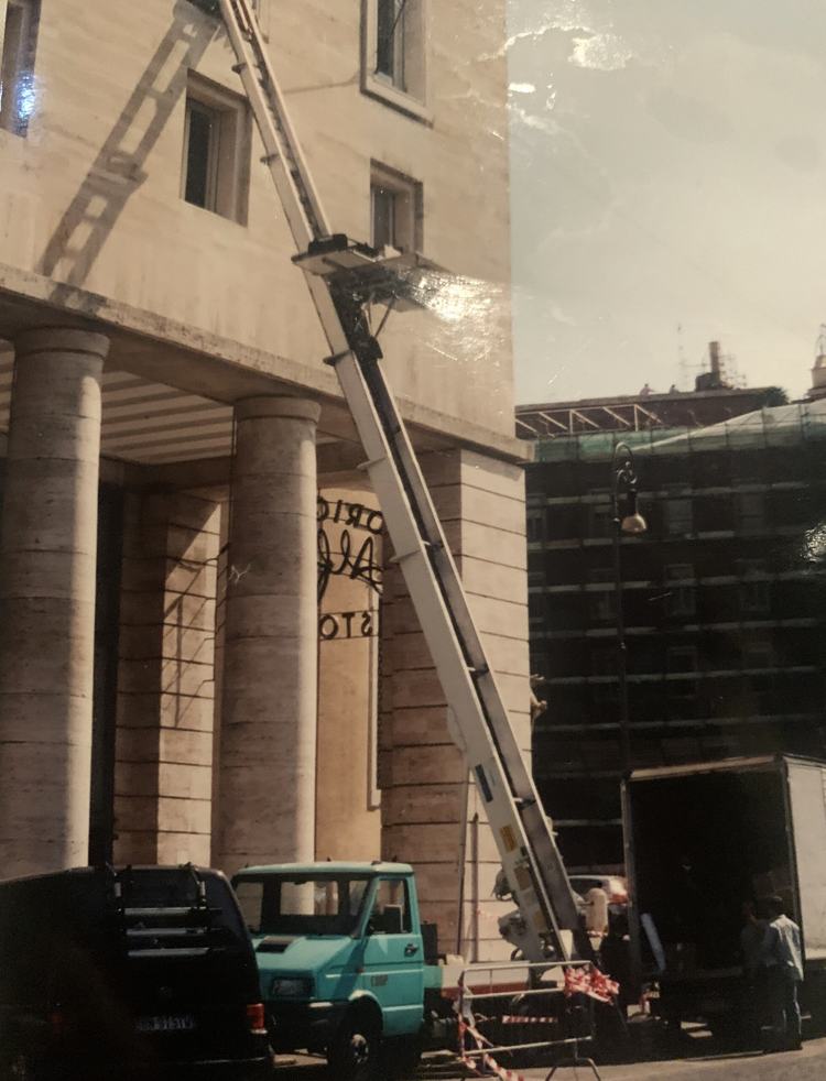 Autoscala montata su un camion durante un trasloco in un palazzo storico del centro di Roma